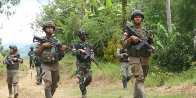 Dokumentasi personel Satgas Madago Raya menyisir salah satu desa di wilayah operasi pengejaran sisa DPO anggota MIT Poso di Kecamatan Palolo, Kabupaten Sigi, Sulawesi Tengah. (MASAPNEWS/ANT)