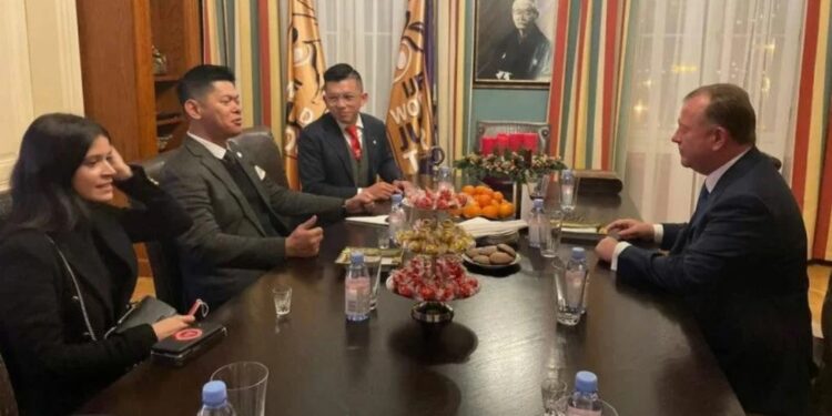 Dari kiri: Direktur Hubungan Internasional NOC Indonesia Lilla Hovard, Presiden NOC Indonesia Raja Sapta Oktohari, dan Wakil Sekjen NOC Indonesia Daniel Loy berbincang dengan Presiden IJF Marius Vizer dalam agenda Diplomasi Olahraga yang tengah digencarkan NOC Indonesia di Markas Besar IJF, Budapest, Hungaria, pekan lalu. (MASAPNEWS/ANT/HO-NOC Indonesia)