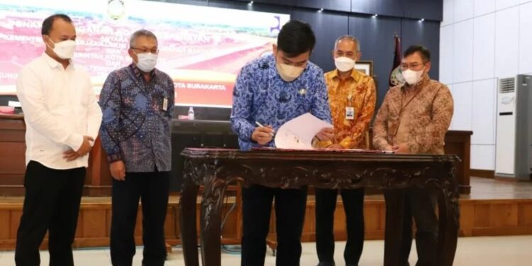 Penandatanganan nota kesepahaman antara Kementerian PUPR, Pemkot Surakarta, dan PT Sarana Multigriya Finansial (Persero) tentang Dukungan Penanganan Permukiman Kumuh di Kota Surakarta di Gedung Bale Tawangarum Kompleks Balai Kota Surakarta, Jumat (17/12/2021). (MASAPNEWS/ANT/HO-Pemkot Surakarta)
