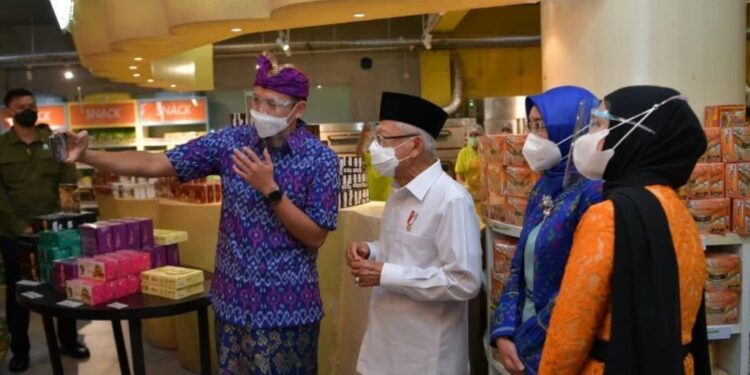 Wakil Presiden Ma'ruf Amin berbincang dengan pelaku usaha mikro, kecil dan menengah di Bali, Kamis (16/12/2021). (MASAPNEWS/ANT/HO-Setwapres)