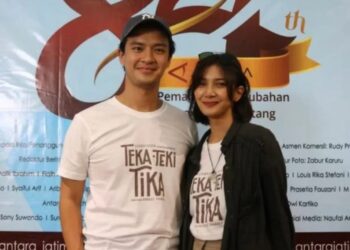 Artis Morgan Oey dan Sheila Dara saat melakukan kunjungan sekaligus promosi film 'Teka-Teki Tika' ke Kantor LKBN ANTARA Biro Jatim di Surabaya, Sabtu (18/12/2021). (MASAPNEWS/ANT)