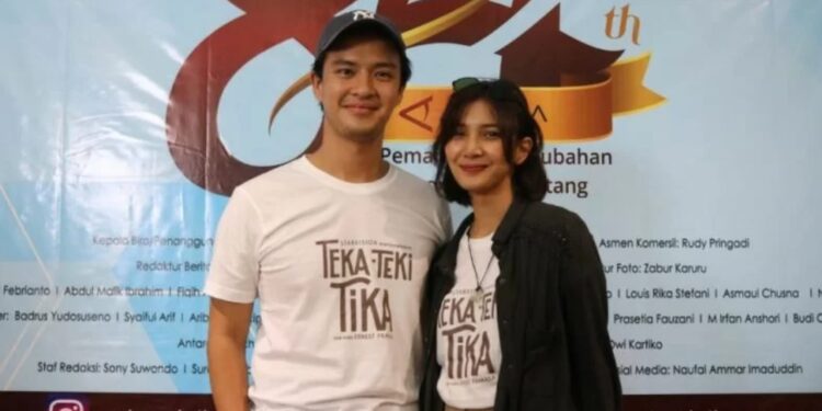 Artis Morgan Oey dan Sheila Dara saat melakukan kunjungan sekaligus promosi film 'Teka-Teki Tika' ke Kantor LKBN ANTARA Biro Jatim di Surabaya, Sabtu (18/12/2021). (MASAPNEWS/ANT)