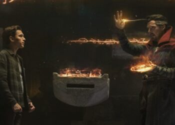 Tom Holland sebagai Peter Parker/Spider-Man dan Benedict Cumberbatch sebagai Stephen Strange/Doctor Strange dalam "Spider-Man: No Way Home" (2021). (Sony, Marvel)
