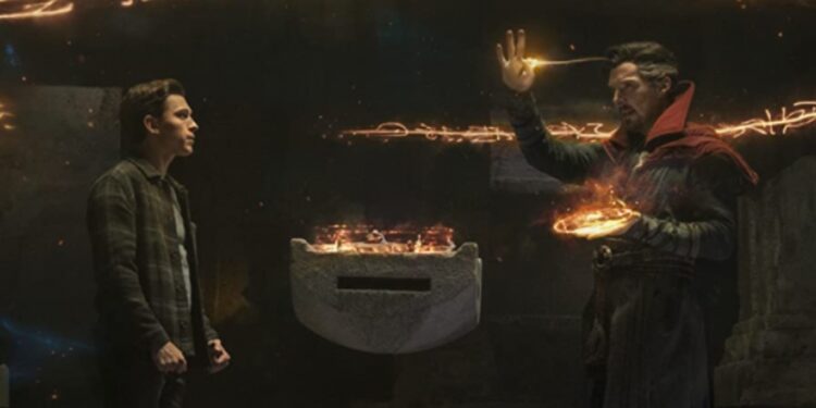 Tom Holland sebagai Peter Parker/Spider-Man dan Benedict Cumberbatch sebagai Stephen Strange/Doctor Strange dalam "Spider-Man: No Way Home" (2021). (Sony, Marvel)