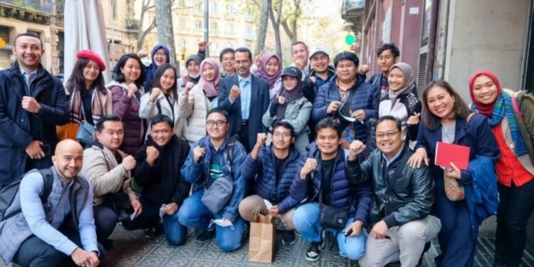 Duta Besar RI untuk Kerajaan Spanyol dan United Nations World Tourism Organization (UNWTO) Dr. Muhammad Najib menemui tim nasional catur Indonesia yang mengikuti acara uji coba turnamen “Sunway Sitges International Chess Festival 2021” di Sitges, Spanyol pada 11 hingga 24 Desember 2021. (MASAPNEWS/ANT/Dokumentasi KBRI Madrid)