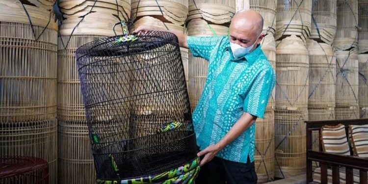 Menteri Koperasi dan UKM Teten Masduki saat mengunjungi industri Sangkar Burung Kubangsari Jaya, Desa Mekarsari, Kecamatan Selaawi, Kabupaten Garut, Jawa Barat, Sabtu (18/12/2021). (MASAPNEWS/ANT/HO-KemenkopUKM)