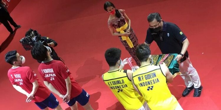 Kevin Sanjaya Sukamuljo/Marcus Fernaldi Gideon (kanan) saat menerima medali runner-up Indonesia Masters 2021 dari Ketua Umum PP PBSI Agung Firman Sampurna di Nusa Dua, Bali, Minggu (21/11/2021). (MASAPNEWS/ANT)