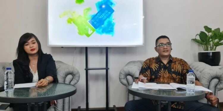 Direktur Survey and Polling Indonesia Igor Dirgantara (kanan) memaparkan hasil survei bertajuk Preferensi Publik Tentang Kepemimpinan Nasional 2024-2029, yang disiarkan di platform Zoom Meeting, Minggu (19/12/2021). (MASAPNEWS/ANT/HO-SPIN)