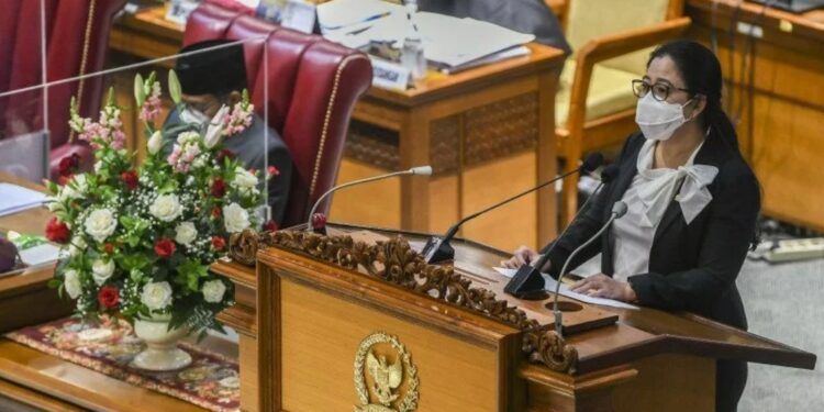 Arsip foto - Ketua DPR Puan Maharani (kanan) bersiap memberikan pidato pada Rapat Paripurna ke-11 Masa Persidangan II Tahun Sidang 2021-2022 di Kompleks Parlemen, Jakarta, Kamis (16/12/2021). (MASAPNEWS/ANT)
