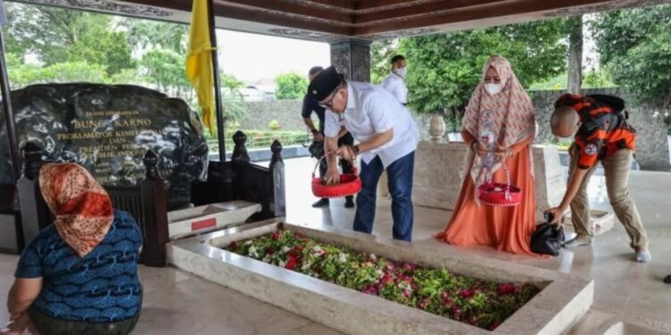 Ketua Dewan Perwakilan Daerah (DPD) RI La Nyalla Mahmud Mattalitti saat ziarah ke makam Presiden Pertama RI, Soekarno, di Kelurahan Bendogerit, Kecamatan Sanan Wetan, Kota Blitar, Jawa Timur, Senin (20/12/2021). (MASAPNEWS/ANT/HO-Humas DPD RI)