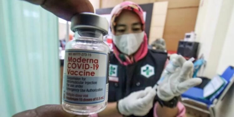 Petugas menunjukkan botol vaksin COVID-19 Moderna saat acara vaksinasi merdeka di Lhokseumawe, Aceh, Jumat (5/11/2021). (MASAPNEWS/ANT)