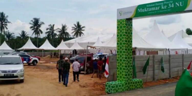 Persiapan pelaksanaan pembukaan Muktamar Ke-34 NU di Pondok Pesantren Darussa'adah, Gunungsugih, Lampung Tengah, panitia lokal sedang menyiapkan saran dan prasarana yang akan digunakan menjelang pembukaan muktamar pada tanggal 22 Desember 2021. (MASAPNEWS/ANT)