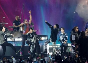 Grup musik BTS dan Coldplay beraksi dalam gelaran 49th Annual American Music Awards di Microsoft Theatre, Los Angeles, California, AS, Minggu (21/11/2021). BTS mencatatkan sejarah sebagai artis Asia pertama yang memenangkan penghargaan tersebut. (MASAPNEWS/ANT/REUTERS/Mario Anzuoni)