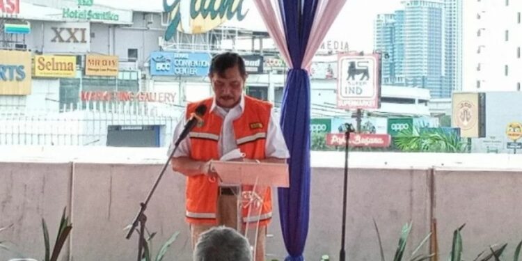 Menteri Koordinator Bidang Kemaritiman dan Investasi Luhut Binsar Pandjaitan dalam acara peninjauan proyek Jalan Tol Becakayu Seksi II A Ujung di Bekasi, Jawa Barat, Jumat (24/12/2021). (MASAPNEWS/ANT)