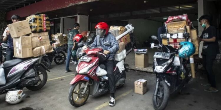Ilustrasi: Petugas jasa pengiriman bersiap mengirimkan paket kepada pelanggan. (MASAPNEWS/ANT)