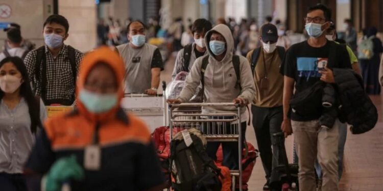 Sejumlah penumpang pesawat berjalan di area Terminal 2F Internasional Bandara Soekarno Hatta, Tangerang, Banten, Jumat (17/12/2021). (MASAPNEWS/ANT)