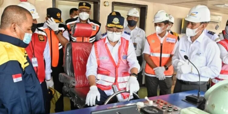 Menteri Perhubungan Budi Karya Sumadi (tengah) hadir ke Terminal Penumpang Nusantara Pura Pelabuhan Tanjung Priok Jakarta, untuk melepas keberangkatan kapal KM Sabuk Nusantara 73 ke Pelabuhan Saumlaki, Provinsi Maluku, pada Sabtu (25/12/2021). (MASAPNEWS/ANT/HO-Kementerian Perhubungan)