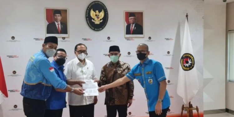 Ketua Umum DPP KNPI Noer Fajrieansyah (kiri) ketika bertemu dengan Menko PMK Muhadjir Effendy. (MASAPNEWS/ANT/HO)