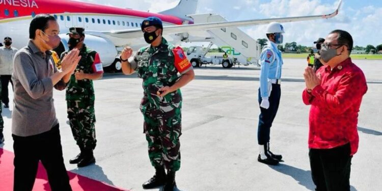 Presiden Joko Widodo tiba di Bandara Internasional I Gusti Ngurah Rai, Bali, disambut oleh Gubernur Bali I Wayan Koster, Pangdam IX/Udayana Mayor Jenderal TNI Maruli Simanjuntak, Kapolda Bali Irjen. Pol. Drs. Putu Jayan Danu Putra, dan Danlanud I Gusti Ngurah Rai Kolonel Pnb. Reza Ranesa Rashid Sastranegara, Senin (27/12/2021). (MASAPNEWS/ANT/HO-Biro Pers Setpres)