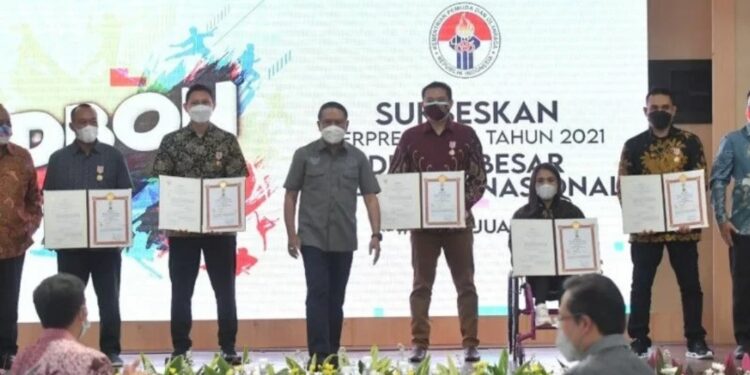 Menteri Pemuda dan Olahraga Zainudin Amali (tengah) menyerahkan penghargaan tanda kehormatan Satyalancana Dharma Olahraga kepada lima pelaku olahraga di Wisma Kemenpora, Jakarta, Senin (27/12/2021). (MASAPNEWS/ANT/HO-Kemenpora)