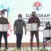 Menteri Pemuda dan Olahraga Zainudin Amali (tengah) menyerahkan penghargaan tanda kehormatan Satyalancana Dharma Olahraga kepada lima pelaku olahraga di Wisma Kemenpora, Jakarta, Senin (27/12/2021). (MASAPNEWS/ANT/HO-Kemenpora)