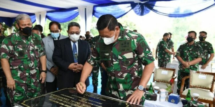 Kasal Laksamana TNI Yudo Margono saat menandatangani prasasti Peresmian Gereja Persekutuan Oikumene Umat Kristen "POUK" TNI AL Ciangsana dan Kantor Konsistori Majelis, di Komplek Perumahan Dinas TNI AL, Ciangsana, Gunung Putri, Bogor Jawa Barat, Senin (27/12/2021). (MASAPNEWS/ANT/HO-Dispenal)