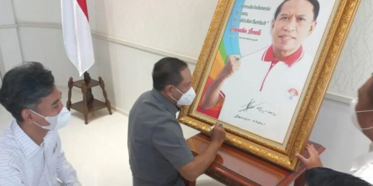 Ketum DPN Gema Kosgoro Untung Kurniadi memberikan lukisan kepada Menpora Zainuddin Amalai saat audiensi di Kantor Kemenpora, Jakarta, Senin (27/12/2021). (MASAPNEWS/HO/Gema Kosgoro)