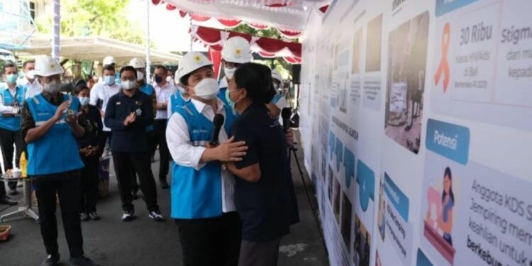 Menteri BUMN Erick Thohir (kiri) memeluk seorang perwakilan ODHA dari Kelompok Dukungan Sebaya Sekar Jempiring Bali, yang memperoleh bantuan dari PT PLN (Persero). (MASAPNEWS/ANT/HO-PLN)