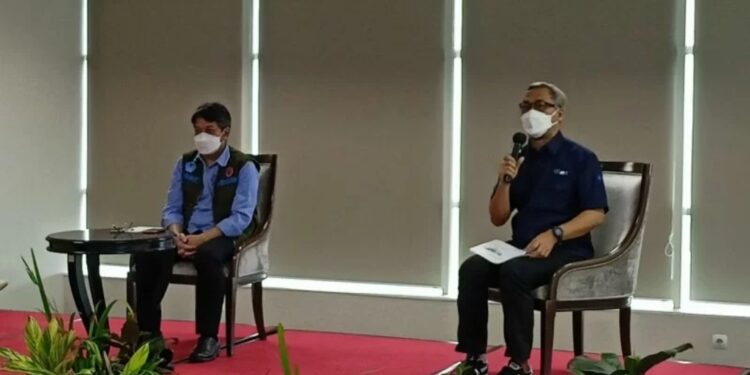 Direktur Jenderal Informasi dan Komunikasi Publik Kementerian Komunikasi dan Informatika Usman Kansong (kanan) dan Ketua Bidang Perubahan Perilaku Satgas Penanganan COVID-19 Sonny Harry B Harmadi dalam media gathering di Swiss-Belhotel Serpong, Tangerang Selatan, Banten, Rabu (29/12/2021). (MASAPNEWS/ANT)