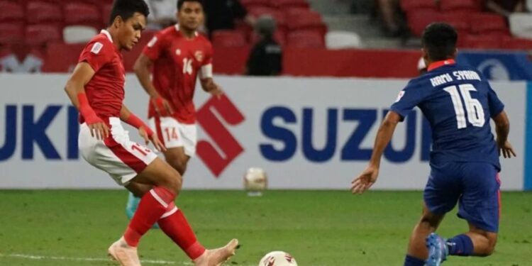 Dokumentasi - Pesepak bola Timnas Indonesia Rachmat Irianto (kiri) berebut bola dengan pesepak bola Timnas Singapura Hami Syahin (kanan) dalam pertandingan Semi Final Leg 2 Piala AFF 2020 di National Stadium, Singapura, Sabtu (25/12/2021). Indonesia melaju ke babak final usai melibas Singapura 4-2 (5-3). (MASAPNEWS/ANT/Humas PSSI/Handout)