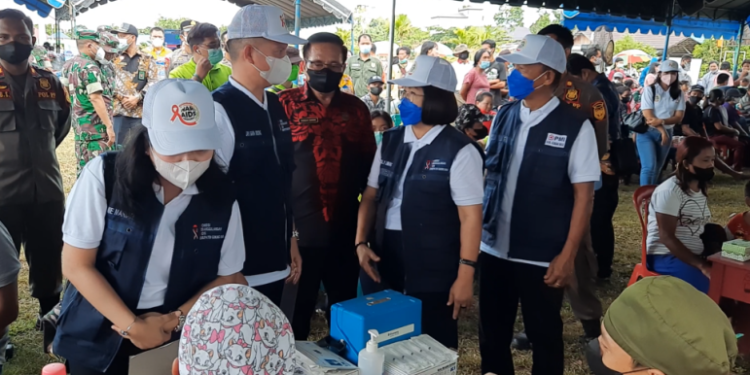 Bupati Gumas Jaya S Monong bersama Wabup Efrensia L.P Umbing, Ketua DPRD Gumas Akerman Sahidar, dan lainnya meninjau pelaksanaan vaksinasi massal Covid-19 di Kelurahan Tewah, Kecamatan Tewah, baru-baru ini.