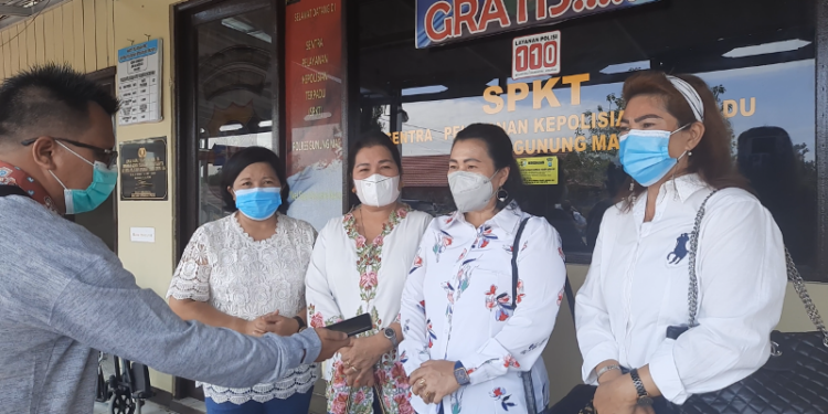 Ketua PWKI Kabupaten Gumas, Rayaniatie Djangkan (kedua dari kanan) didampingi pengurus memberi keterangan kepada awak media di Mapolres Gumas, Selasa (7/12/2021). (MASAPNEWS/GCM)