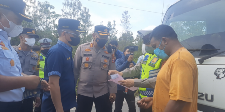 Bupati Gumas Jaya S Monong bersama Kapolres AKBP Irwansah dan lainnya memeriksa salah satu angkutan yang melintas di ruas jalan Kuala Kurun – Palangka Raya, tepatnya di wilayah Kecamatan Kurun, Kamis (9/12/2021). (MASAPNEWS/GCM)