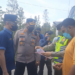 Bupati Gumas Jaya S Monong bersama Kapolres AKBP Irwansah dan lainnya memeriksa salah satu angkutan yang melintas di ruas jalan Kuala Kurun – Palangka Raya, tepatnya di wilayah Kecamatan Kurun, Kamis (9/12/2021). (MASAPNEWS/GCM)