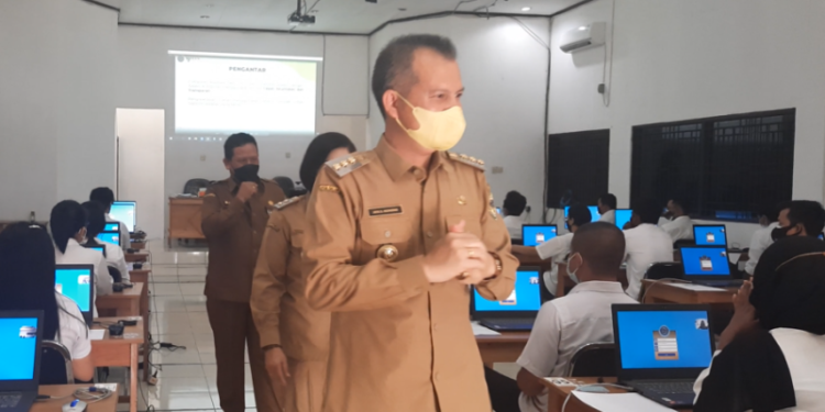 Bupati Gumas Jaya S Monong usai memberi arahan kepada peserta SKB CPNS Pemkab Gumas di Gedung CAT BKPSDM setempat, Senin (13/12/2021). (MASAPNEWS/GCM)