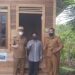 Bupati Gumas Jaya S Monong (kiri) bersama Lurah Tampang Tumbang Anjir Berjoaldi (kanan) dan warga penerima bantuan. (GCM/MN-2)