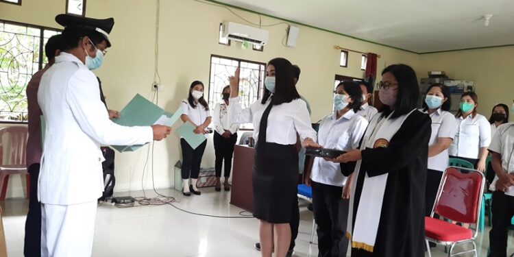 Kades Tanjung Riu Walter S Sindi melantik Andriani Yusepa sebagai Kasi Pelayanan, di kantor desa setempat, Rabu (29/12/2021). (MASAPNEWS/GCM)