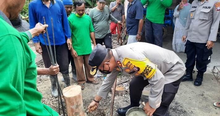 Kapolres Gumas AKBP Irwansah SIK melakukan peletakan batu pertama pembangunan Sekretariat RKM Kampung Baru Kuala Kurun, Kecamatan Kurun, Rabu (1/12/2021). (Foto : Polres Gumas)
