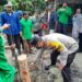 Kapolres Gumas AKBP Irwansah SIK melakukan peletakan batu pertama pembangunan Sekretariat RKM Kampung Baru Kuala Kurun, Kecamatan Kurun, Rabu (1/12/2021). (Foto : Polres Gumas)