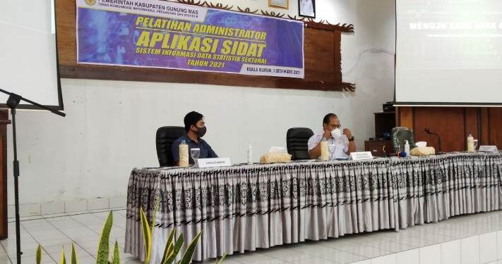 Kepala Diskominfosantik Kabupaten Gumas Ruby Haris (kanan) memberikan arahan pada pelatihan administrator aplikasi sidat tahun 2021, di aula Bappedalitbang setempat, Rabu (1/12/2021). (Foto : Diskominfosantik Kabupaten Gumas)