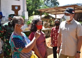 Bupati Lamandau Hendra Lesmana saat berdiskusi dengan warga usai membuka pasar murah yang digelar di Balai Desa Riam Tinggi Kecamatan Delang, Rabu (01/12/2021). (IST)