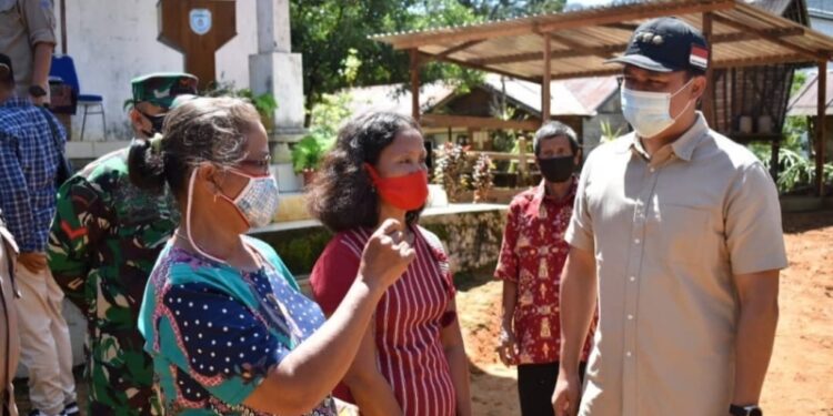 Bupati Lamandau Hendra Lesmana saat berdiskusi dengan warga usai membuka pasar murah yang digelar di Balai Desa Riam Tinggi Kecamatan Delang, Rabu (01/12/2021). (IST)