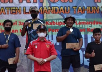 Wakil Bupati Riko Porwanto fhoto bersama dengan para juara pada penutupan kejuaraan menembak Bupati Cup II Pengcab Perbakin, Selasa (30/11/2021). (IST)
