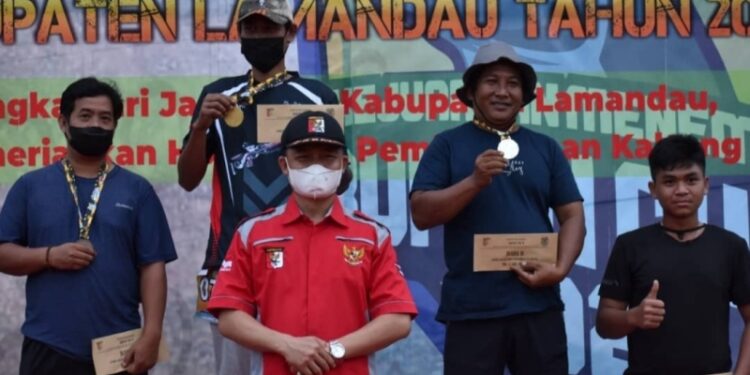 Wakil Bupati Riko Porwanto fhoto bersama dengan para juara pada penutupan kejuaraan menembak Bupati Cup II Pengcab Perbakin, Selasa (30/11/2021). (IST)