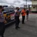 Kasat Samapta Polres Gumas Iptu Muludin, Sos saat memberikan arahan kepada personel dan sekaligus mengecek perlengkapan sebelum berangkat menuju lokasi, Rabu (01/12/2021). (IST)