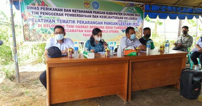 Kepala DPKP Kabupaten Gumas Hansli Gonak bersama Ketua TP PKK Kabupaten Gumas Mimie Mariatie Jaya S Monong dan lainnya saat pembukaan pelatihan tematik P2L di Desa Tumbang Sian, Kecamatan Kahayan Hulu Utara, Rabu (1/12/2021). (Foto : TP PKK Gumas)