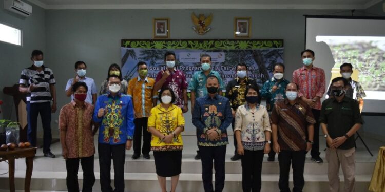 Bupati Gumas, Jaya S Monong dan lainnya berfoto bersama usai pembukaan sosialisasi program Fairventures Worldwide di Aula Hotel Zefanya Kuala Kurun, Jumat (3/12/2021). (Foto : Diskominfosantik Kabupaten Gumas)