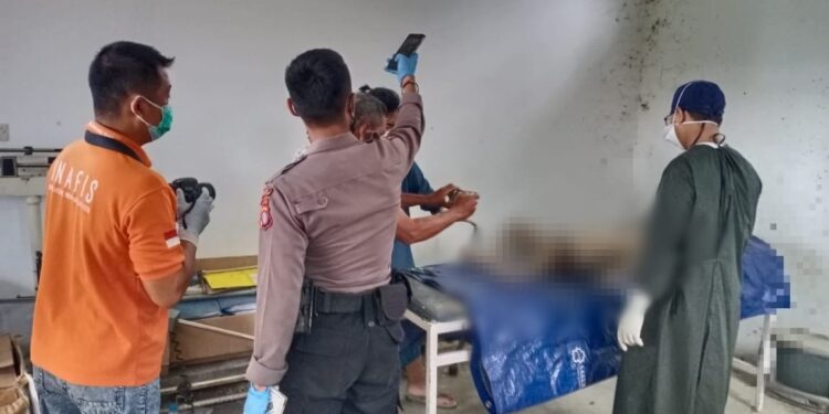 Jasad korban Remos (5) ketika berada di Puskesmas Tumbang Miri, untuk dilakukan visum et repertum, Senin (6/12/2021). (Foto : Polres Gumas)