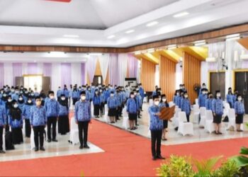 Para ASN lingkup Pemkab Lamandau saat diambil sumpah janji oleh Bupati Hendra Lesmana di GPU Lantang Torang Nanga Bulik dengan menerapkan Prokes covid-19,kemarin.