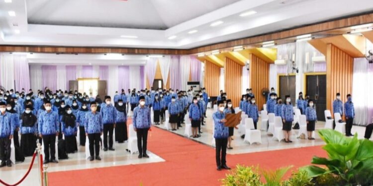 Para ASN lingkup Pemkab Lamandau saat diambil sumpah janji oleh Bupati Hendra Lesmana di GPU Lantang Torang Nanga Bulik dengan menerapkan Prokes covid-19,kemarin.